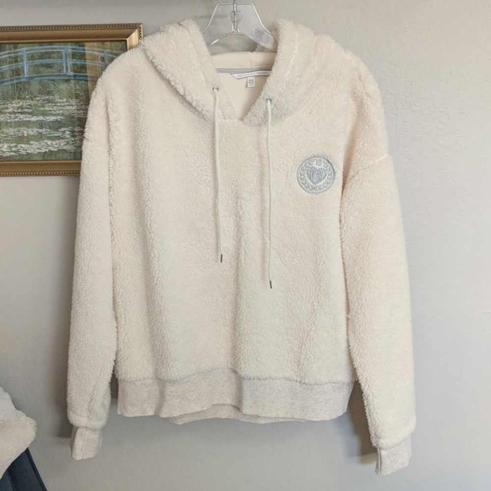 NWOT Super soft like new condition hooded sweater